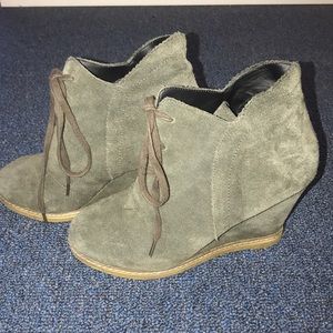 SUEDE GRAY BOOTIE PUMPS 💫